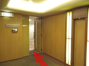 エレベーターを降りてすぐ左手に品川スキンクリニック広島院がございます。【画像】