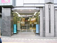 東信新潟ビル2Fが当院です。ビル正面の入口から入りエレベーターでお越しください。【画像】