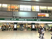 大宮駅JR中央改札（北）か（南）を出たら、西口出口方面に進みます。【画像】