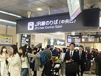 JR大阪駅中央口改札を出て右方向、大丸梅田店の方面に進みます。【画像】