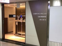 エレベーターを降りてすぐ、品川美容外科梅田院がございます。【画像】