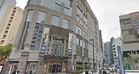 『横浜中央郵便局』のとなりに崎陽軒ビルがございます。【画像】