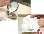 顔の形に固まった自由樹脂に石膏を流し込む